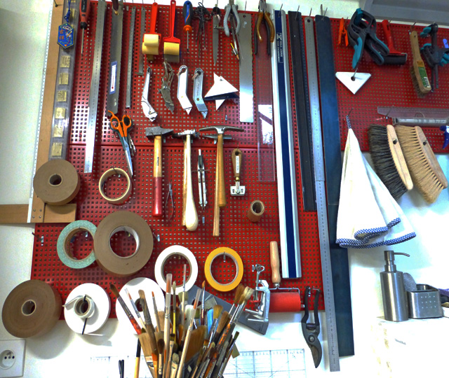 L'artisan d'art encadreur utilise les outils traditionnels du travail fait main