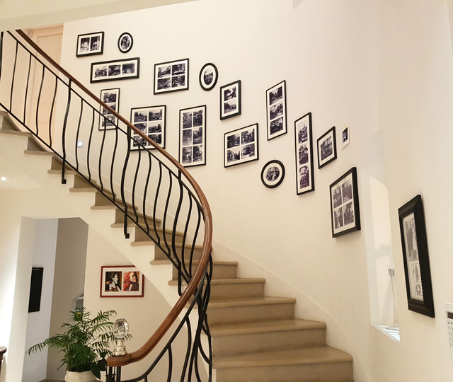 L'atelier d'encadrement d'art réalise des cadres sur mesure pour décorer des lieux comme des cages d'escalier ou des halls d'accueil