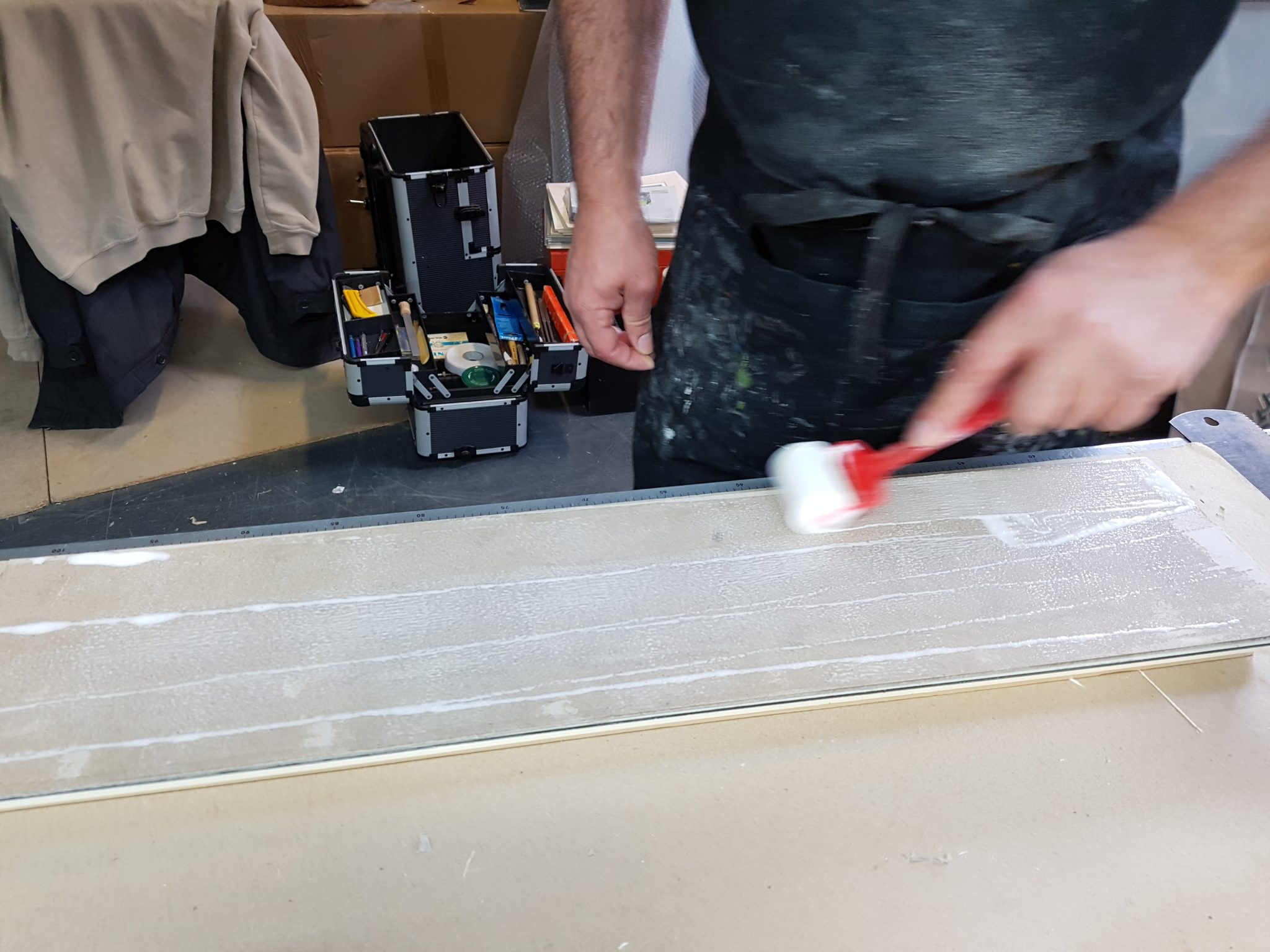 Préparation du glacis avec de la colle diluée pour encollage du filet papier