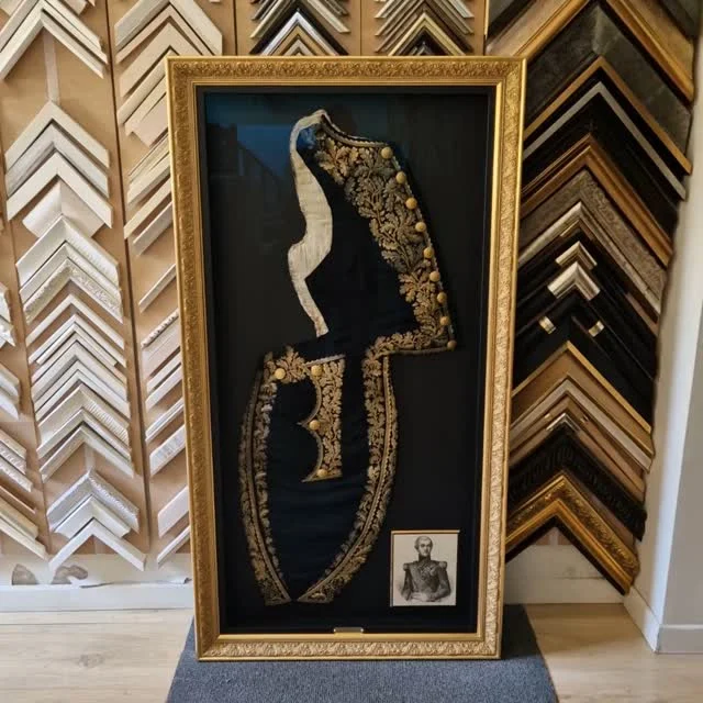 #premierempire #encadrementdart #encadrementsurmesure #artglass #savoirfairefrancais #ateliermontreuil #artisanatfrancais #ville_montreuil #madeinfrance🇫🇷 #surmesure #bespokeframing #artisandart #madeinmontreuil #collectors
